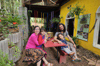 Camila Goulart Peres e Maicon Vieira abriram a Oka Manaká, espaço inaugurado em 2022, a partir da vivência com suas filhas, Cecília e Cora