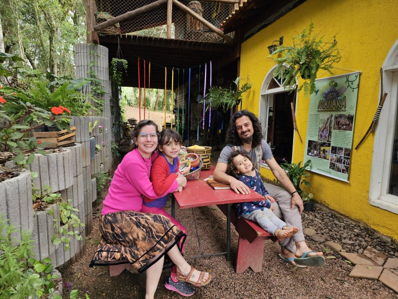 Camila Goulart Peres e Maicon Vieira abriram a Oka Manaká, espaço inaugurado em 2022, a partir da vivência com suas filhas, Cecília e Cora Foto: GIOVANNA SOMMARIVA/ESPECIAL/JC