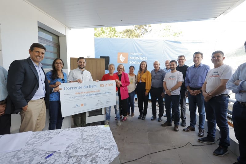 O pilar social do Hospital Moinhos de Vento, está auxiliando pessoas atingidas pelas enchentes em setembro com vouchers de R$ 2,5 mil