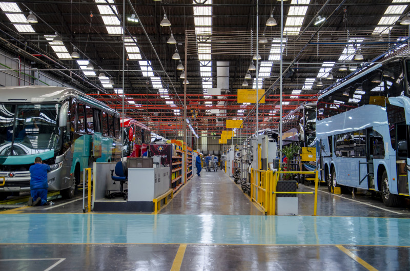 Linha de produção de ônibus em unidade instalada em Caxias do Sul