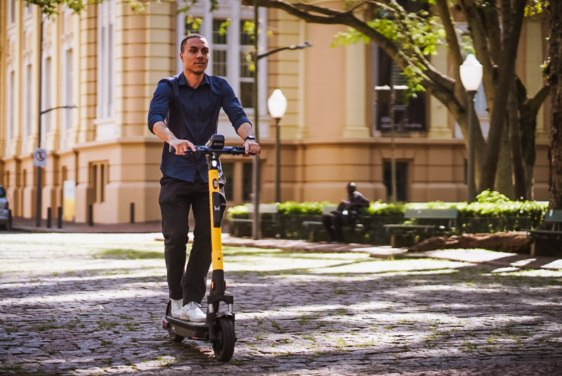 Patinetes elétricos em POA