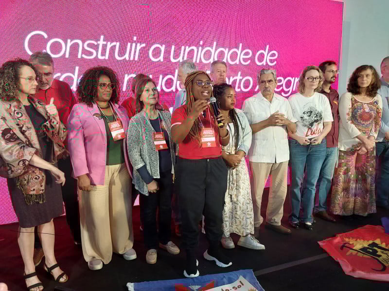 Laura Sito (com microfone) é a nova presidente municipal do Partido dos Trabalhadores