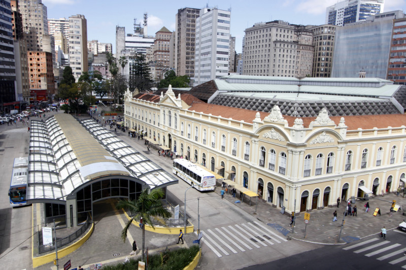Mercado Público fica no Centro Histórico de Porto Alegre e amanheceu sem luz