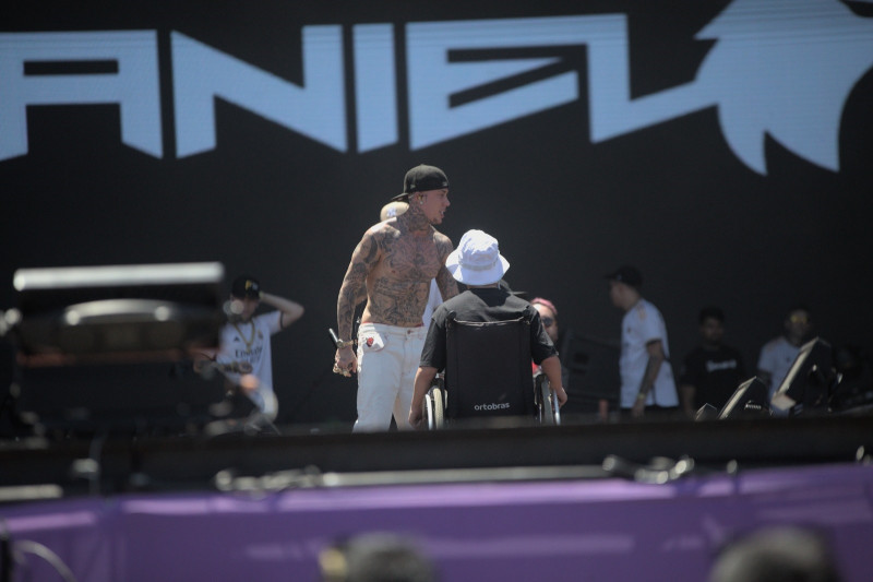 MC Daniel fez questão de chamar alguns cadeirantes para subirem no palco com ele