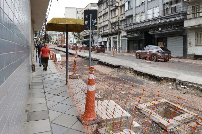 Troca do asfalto é feito em vias como a avenida Cristóvão Colombo e rua Santana