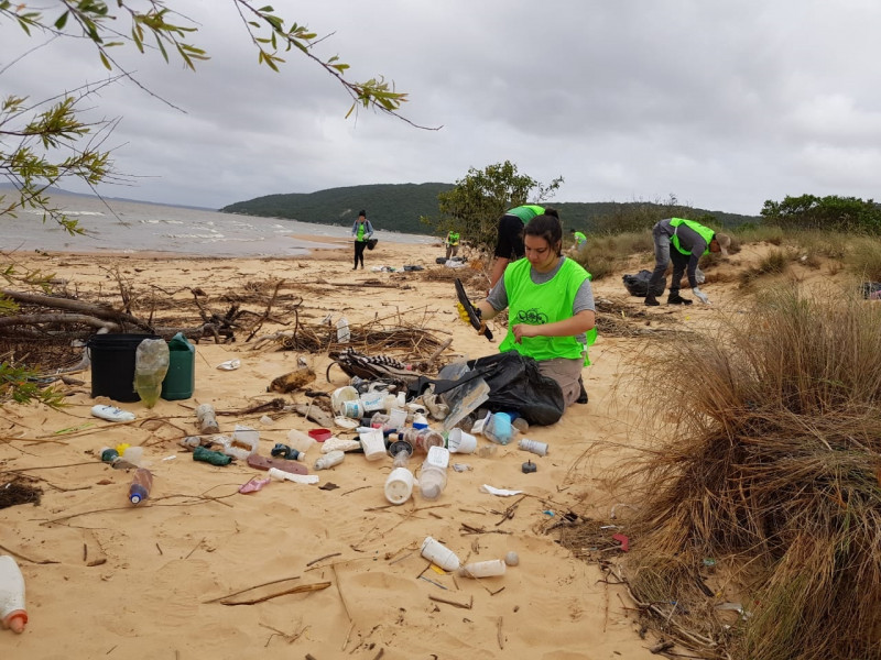 Voluntários coletam lixo em Itapuã