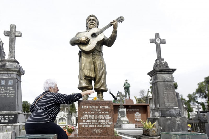Mercy deixa flores na estátua de Teixeirinha sempre que vai ao cemitério visitar o túmulo dos pais