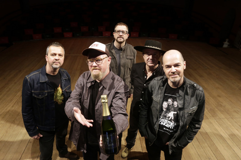 Nenhum de Nós e o espumante Mari, que homenageia o grande amor de Sady