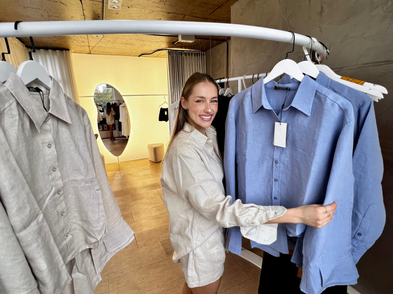 Letícia montou ambiente onde estão as coleções e com espaço de interação da marca