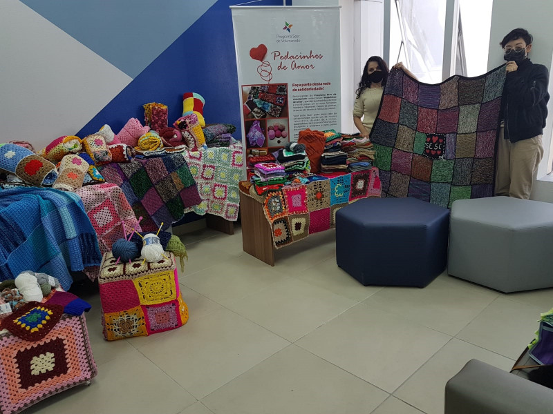 Tecidos arrecadados permitem produzir modelos das mais diversas cores