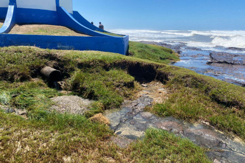 Beira-mar de Torres é atingida por vazamento em unidade de esgoto da Corsan