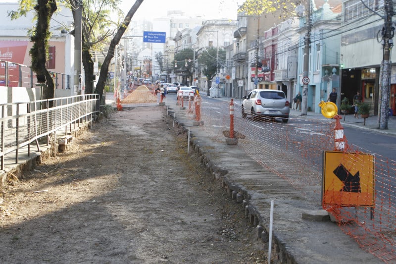 Na avenida Cristóvão Colombo, o tempo de cura do concreto é maior, afetando mais o trânsito