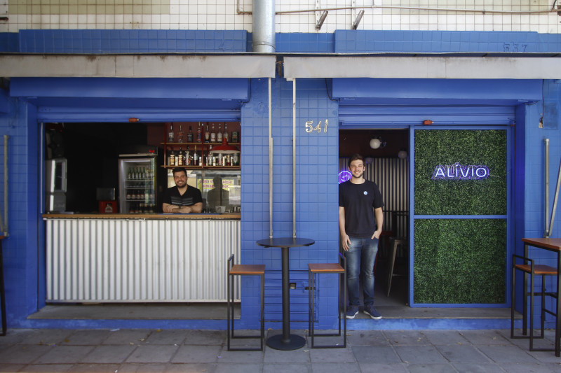 André Bernardon e Andrei Schroeder são sócios no Alívio, novo bar localizado na rua General João Telles, nº 541, no Bom Fim Foto: FERNANDA FELTES/JC