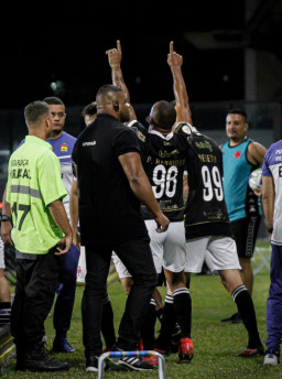 Vasco vence Botafogo por 1 a 0 e deixa Z4 do Brasileiro