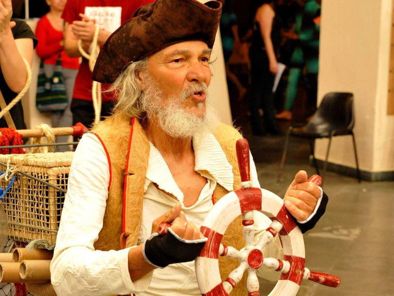 Além de cantor, Zé da Terreira também se destacou atuando; na imagem a performance da peça solo Cartagena em 2017