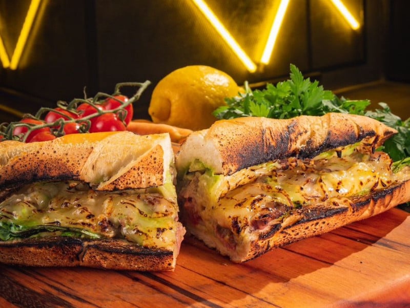 O carro-chefe do Arvo Bar é o sanduíche com carnes, precificado em R$ 32,00 Foto: DIVULGAÇÃO/REPRODUÇÃO/JC