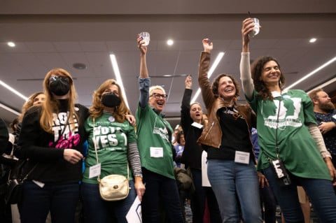 Ohio vota para incluir o direito ao aborto em sua constituição e legaliza a maconha