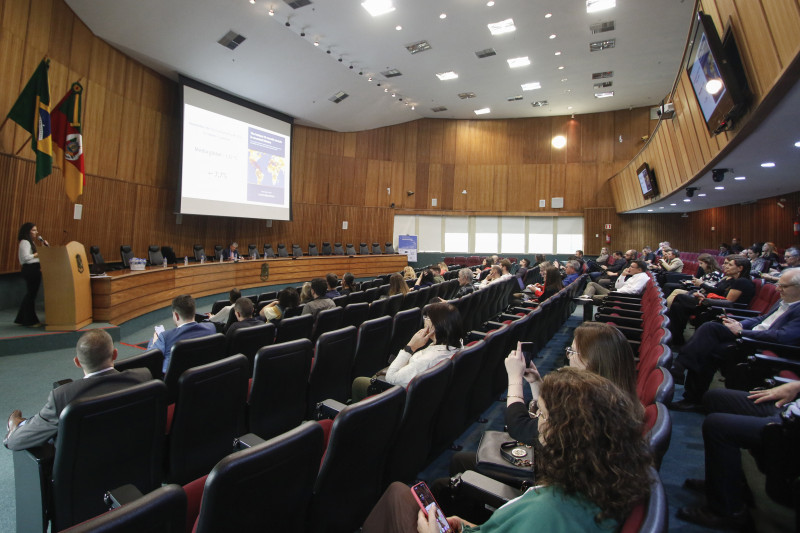 Durante o evento, foram abordados temas como temas como mudanças climáticas, agricultura, energias renováveis e cidades de baixo carbono