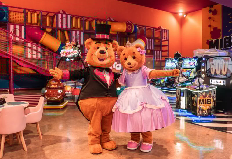 Luguito e Luguita estão em cena juntos no complexo de entretenimento da chocolataria 