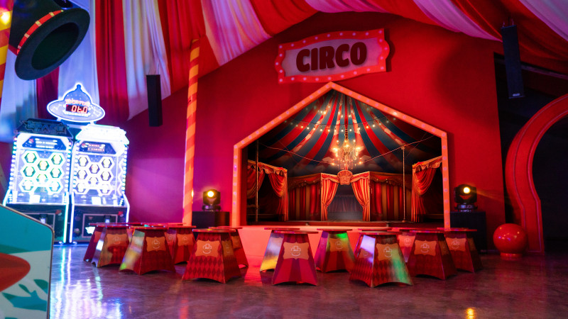 Luguito e Luguita estão em cena juntos no complexo de entretenimento da chocolataria 