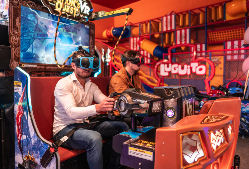 Luguito e Luguita estão em cena juntos no complexo de entretenimento da chocolataria 