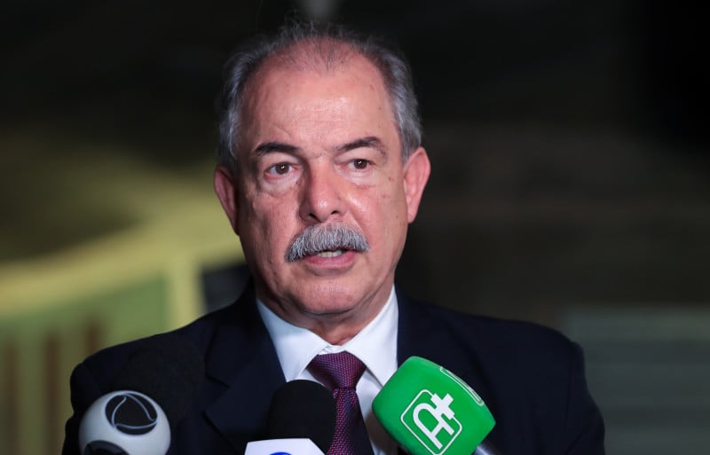 Mercadante critica Eduardo Leite e cobra agradecimento ao BNDES após enchentes no RS