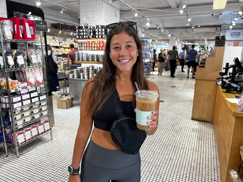 {'nm_midia_inter_thumb1':'https://www.jornaldocomercio.com/_midias/jpg/2023/11/09/206x137/1_minuto_varejo_nova_york_butterfieldmarket_clientes_jornal_do_comercio_2-10383592.jpg', 'id_midia_tipo':'2', 'id_tetag_galer':'', 'id_midia':'654d3b417271b', 'cd_midia':10383592, 'ds_midia_link': 'https://www.jornaldocomercio.com/_midias/jpg/2023/11/09/minuto_varejo_nova_york_butterfieldmarket_clientes_jornal_do_comercio_2-10383592.jpg', 'ds_midia': 'Professora Sydney Biegel elogia a qualidade do caf&eacute; e da comida fresca', 'ds_midia_credi': 'PATR&Iacute;CIA COMUNELLO/ESPECIAL/JC', 'ds_midia_titlo': 'Professora Sydney Biegel elogia a qualidade do caf&eacute; e da comida fresca', 'cd_tetag': '1', 'cd_midia_w': '800', 'cd_midia_h': '600', 'align': 'Left'}