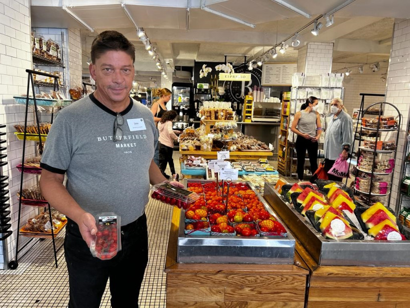 {'nm_midia_inter_thumb1':'https://www.jornaldocomercio.com/_midias/jpg/2023/11/09/206x137/1_minuto_varejo_nova_york_butterfieldmarket_comprador_frutas_jornal_do_comercio-10383575.jpg', 'id_midia_tipo':'2', 'id_tetag_galer':'', 'id_midia':'654d3af29c18a', 'cd_midia':10383575, 'ds_midia_link': 'https://www.jornaldocomercio.com/_midias/jpg/2023/11/09/minuto_varejo_nova_york_butterfieldmarket_comprador_frutas_jornal_do_comercio-10383575.jpg', 'ds_midia': 'John Weintraub aborda clientes para explicar os atributos das frutas', 'ds_midia_credi': 'PATR&Iacute;CIA COMUNELLO/ESPECIAL/JC', 'ds_midia_titlo': 'John Weintraub aborda clientes para explicar os atributos das frutas', 'cd_tetag': '1', 'cd_midia_w': '800', 'cd_midia_h': '600', 'align': 'Left'}