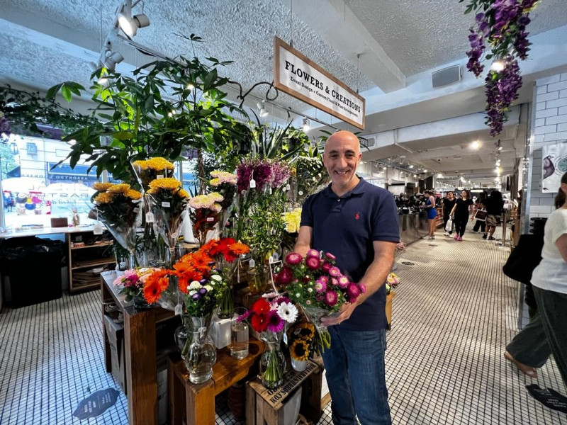 {'nm_midia_inter_thumb1':'https://www.jornaldocomercio.com/_midias/jpg/2023/11/09/206x137/1_minuto_varejo_nova_york_butterfieldmarket_florista_jornal_do_comercio-10383608.jpg', 'id_midia_tipo':'2', 'id_tetag_galer':'', 'id_midia':'654d3b6fb2b35', 'cd_midia':10383608, 'ds_midia_link': 'https://www.jornaldocomercio.com/_midias/jpg/2023/11/09/minuto_varejo_nova_york_butterfieldmarket_florista_jornal_do_comercio-10383608.jpg', 'ds_midia': 'Sebastien Barrancos saiu da Fran&ccedil;a para gerenciar &aacute;rea de flores da loja', 'ds_midia_credi': 'PATR&Iacute;CIA COMUNELLO/ESPECIAL/JC', 'ds_midia_titlo': 'Sebastien Barrancos saiu da Fran&ccedil;a para gerenciar &aacute;rea de flores da loja', 'cd_tetag': '1', 'cd_midia_w': '800', 'cd_midia_h': '600', 'align': 'Left'}