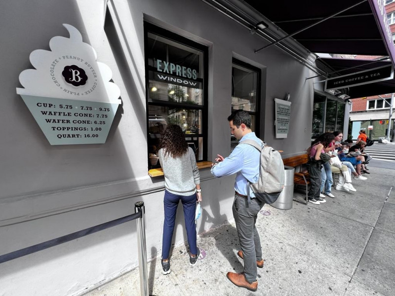 {'nm_midia_inter_thumb1':'https://www.jornaldocomercio.com/_midias/jpg/2023/11/09/206x137/1_minuto_varejo_nova_york_butterfieldmarket_pickup_yogurt_2_jornal_do_comercio-10383567.jpg', 'id_midia_tipo':'2', 'id_tetag_galer':'', 'id_midia':'654d3ab3b5820', 'cd_midia':10383567, 'ds_midia_link': 'https://www.jornaldocomercio.com/_midias/jpg/2023/11/09/minuto_varejo_nova_york_butterfieldmarket_pickup_yogurt_2_jornal_do_comercio-10383567.jpg', 'ds_midia': 'Janela expressa foi aberta em meio &agrave; pandemia para entrega de produtos e agora serve o frozen yogurt da casa', 'ds_midia_credi': 'PATR&Iacute;CIA COMUNELLO/ESPECIAL/JC', 'ds_midia_titlo': 'Janela expressa foi aberta em meio &agrave; pandemia para entrega de produtos e agora serve o frozen yogurt da casa', 'cd_tetag': '1', 'cd_midia_w': '800', 'cd_midia_h': '600', 'align': 'Left'}