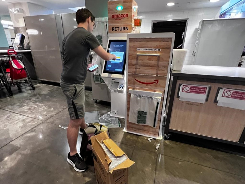 {'nm_midia_inter_thumb1':'https://www.jornaldocomercio.com/_midias/jpg/2023/11/09/206x137/1_minuto_varejo_nova_york_whole_foods_amazon_locker_jornal_do_comercio-10383491.jpg', 'id_midia_tipo':'2', 'id_tetag_galer':'', 'id_midia':'654d38ec17c30', 'cd_midia':10383491, 'ds_midia_link': 'https://www.jornaldocomercio.com/_midias/jpg/2023/11/09/minuto_varejo_nova_york_whole_foods_amazon_locker_jornal_do_comercio-10383491.jpg', 'ds_midia': 'Locker da Amazon gera ainda mais fluxo nas lojas da bandeira', 'ds_midia_credi': 'PATR&Iacute;CIA COMUNELLO/ESPECIAL/JC', 'ds_midia_titlo': 'Locker da Amazon gera ainda mais fluxo nas lojas da bandeira', 'cd_tetag': '1', 'cd_midia_w': '800', 'cd_midia_h': '600', 'align': 'Left'}