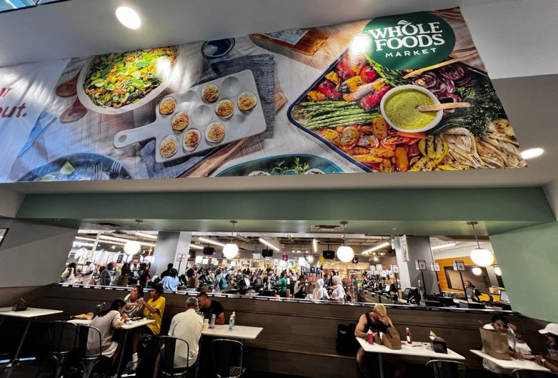 Serviços e áreas para clientes consumirem caracterizam espaços de lojas da rede