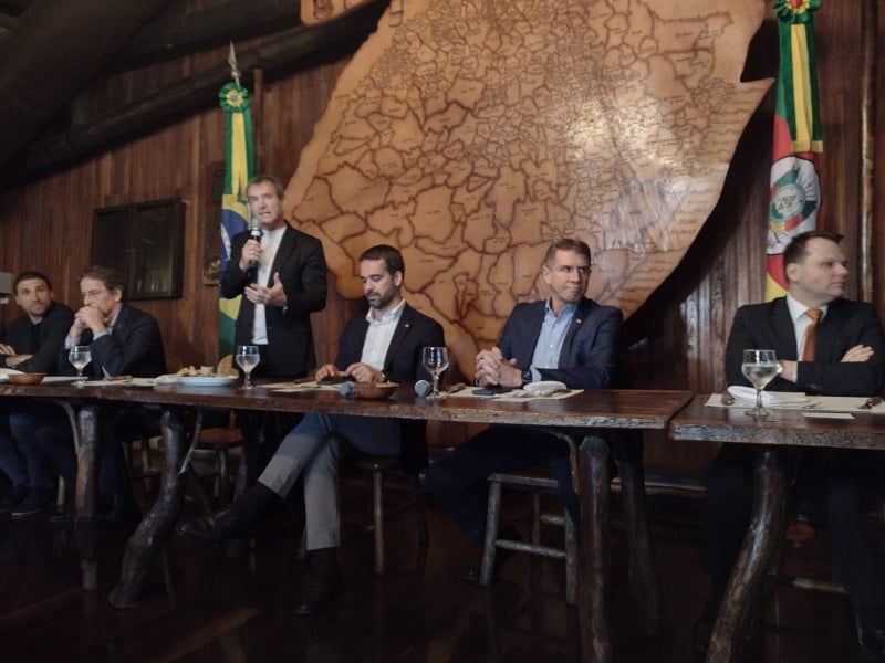 Dody Sirena (em pé) disse que pretende inaugurar o complexo durante o mandato do governador Eduardo Leite