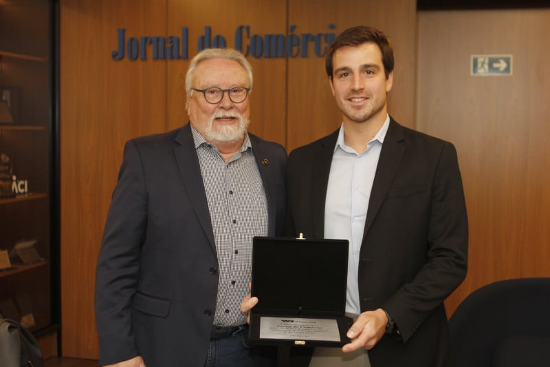 Paulo Bertinetti (d) fez a entrega da placa ao diretor-presidente do JC, Giovanni Tumelero