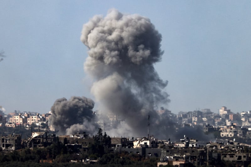 Ao todo, são 18 crianças, 10 mulheres e 6 homens