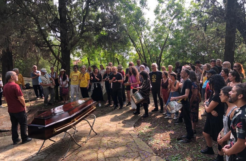 Canções e salva de palmas marcaram manifestações de amigos de Zé da Terreira no cemitério