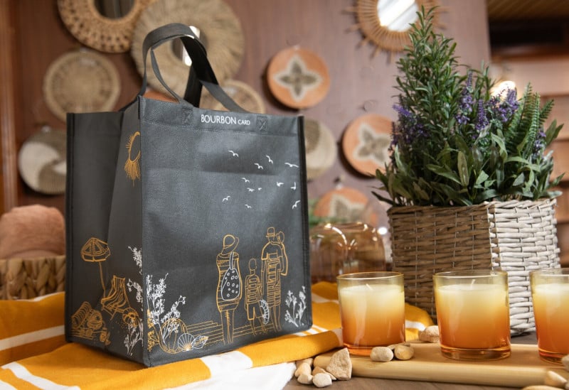 Estampa mostra amigos e familiares em piquenique, valorizando detalhes simples da vida