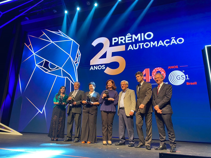 Repórter do Jornal do Comércio vence Prêmio Automação Categoria Imprensa Maria Amélia (e) venceu a distinção com matéria veiculada no JC Logística