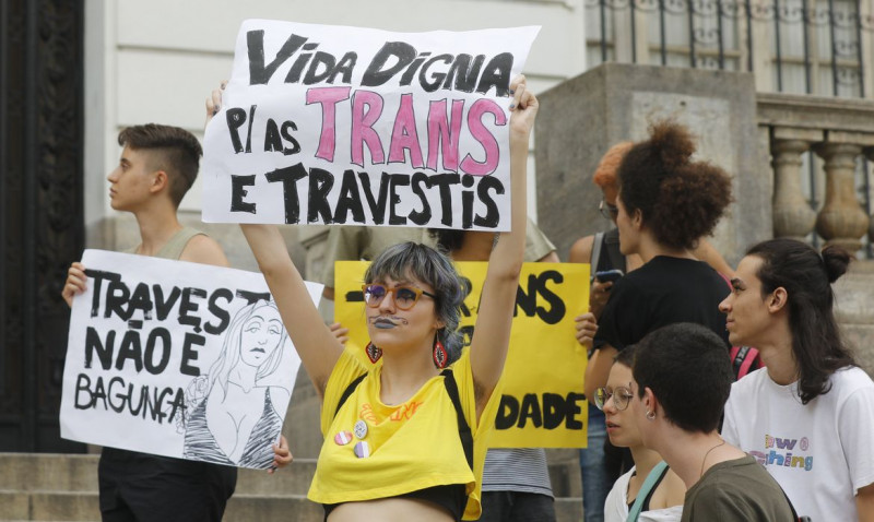 As mulheres trans mantêm a glândula prostática, que não é abordada no procedimento cirúrgico