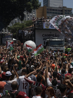 Torcida do Fluminense toma as ruas do Rio para celebrar o título da Libertadores