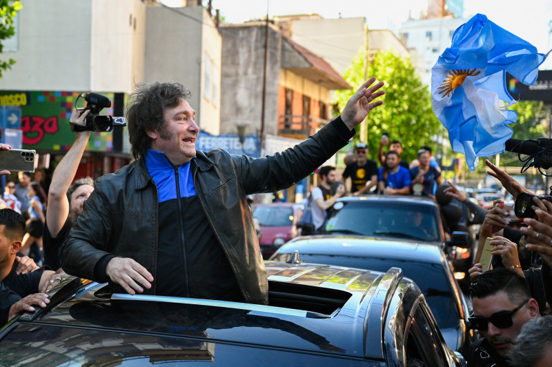 Milei tem aparecido na frente, com leve diferen&ccedil;a, na maioria das pesquisas eleitorais para o segundo turno