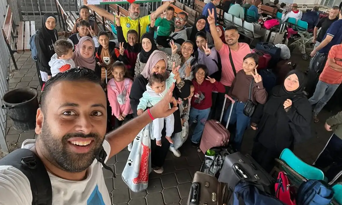 Depois de um mês, brasileiros são autorizados a cruzar a fronteira e devem seguir para Cairo, capital do Egito, neste domingo