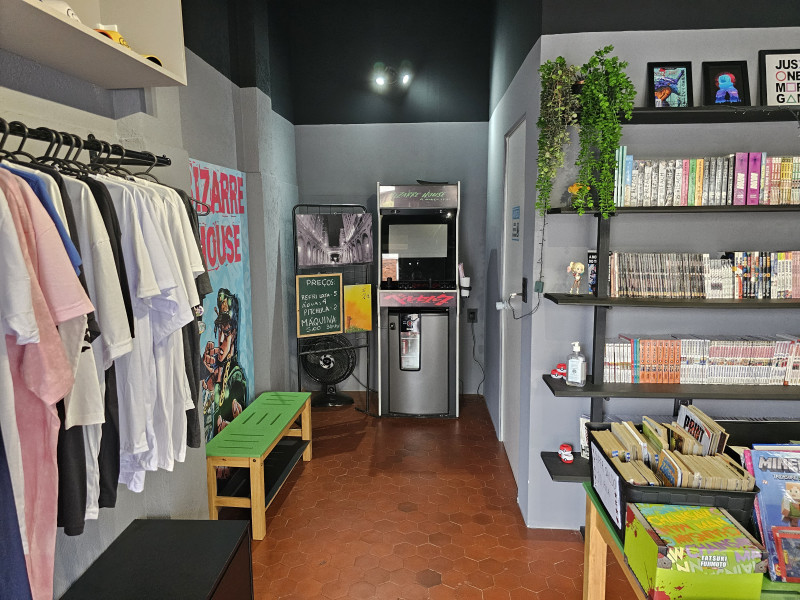 O empreendimento conta com uma m&aacute;quina de fliperama no local Foto: JAMIL AIQUEL/ESPECIAL/JC 