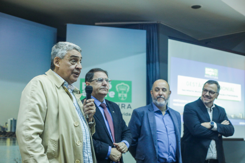 Sebastião Melo (e) pontuou que renda do leilão proporcionará "vida melhor" a moradores do bairro Humaitá