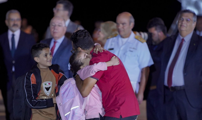 Chegada dos brasileiros na Base Aérea foi marcada por muita emoção