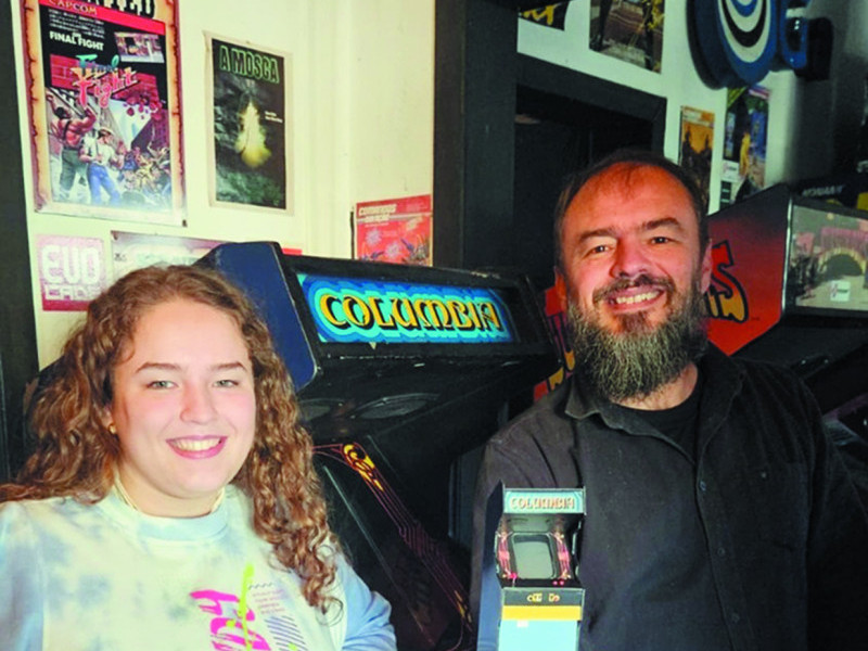 Giovanna presenteou o pai, Evandro Silveira, com a miniatura do Xevious