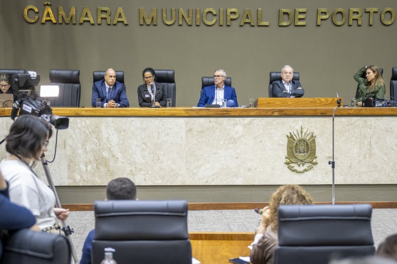 Primeira testemunha do dia, Verônica passou por algumas interrupções do advogado