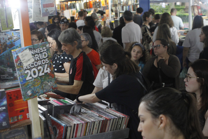 Até domingo (12), mais de 178 mil livros foram vendidos pelos 75 expositores na Praça da Alfândega
