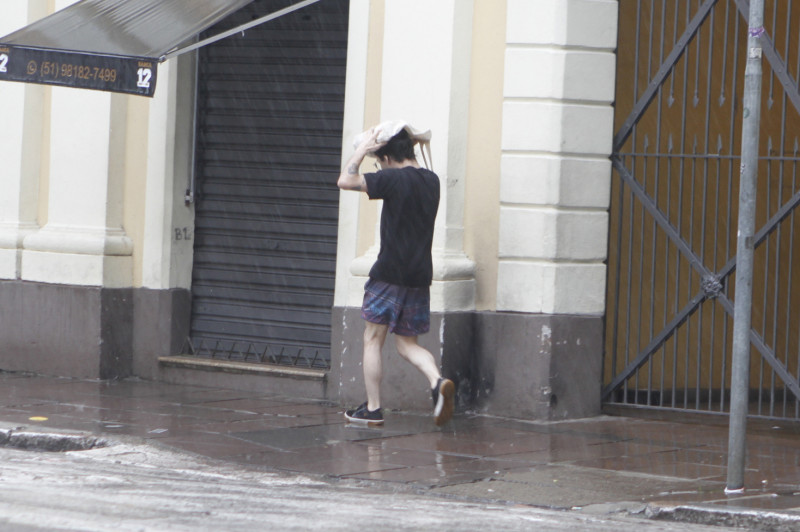 Porto Alegre tem a mesma previsão do restante do RS, com sábado abafado e domingo chuvoso