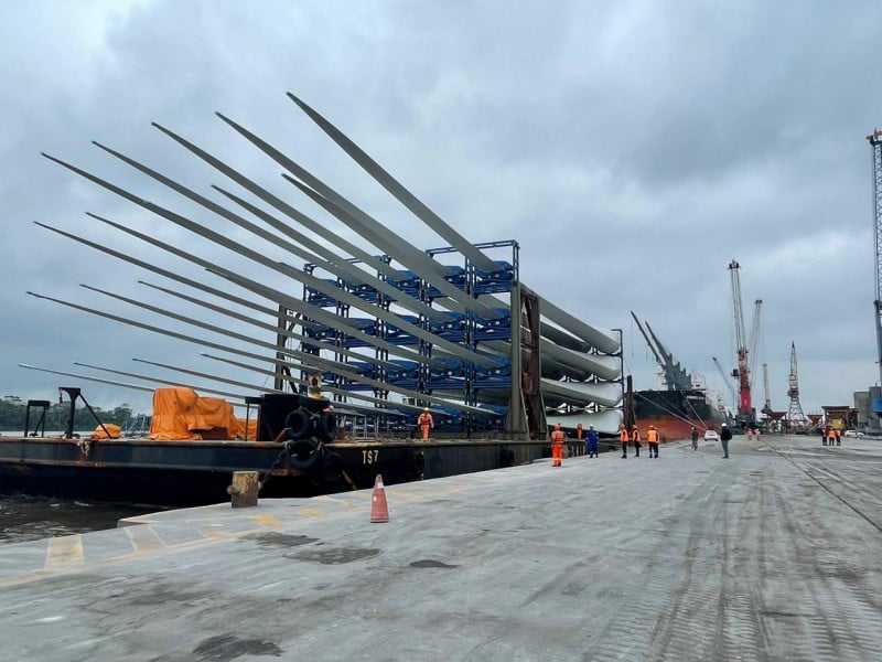 Pás com quase 80 metros de comprimento são transportadas para montar novo parque eólico 